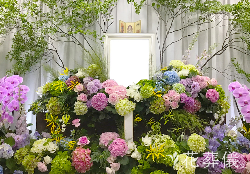 花の祭壇 多くの方からの愛を十人十色で表現した、カラフルで華やかな祭壇