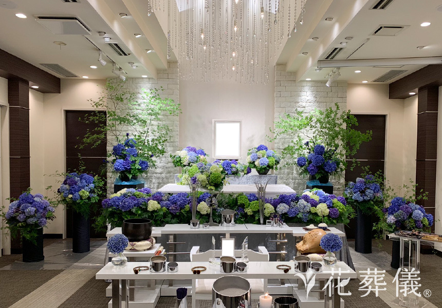 花祭壇ギャラリー まるで空の上を思わせるように青い紫陽花を使った祭壇