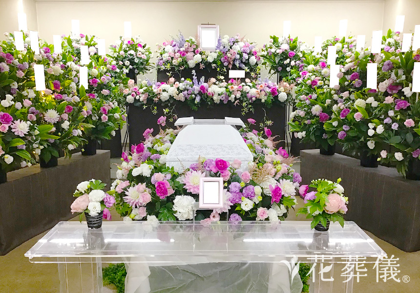花祭壇のデザイン ビタミンカラーが会場を明るく包みこむようにお飾りしました