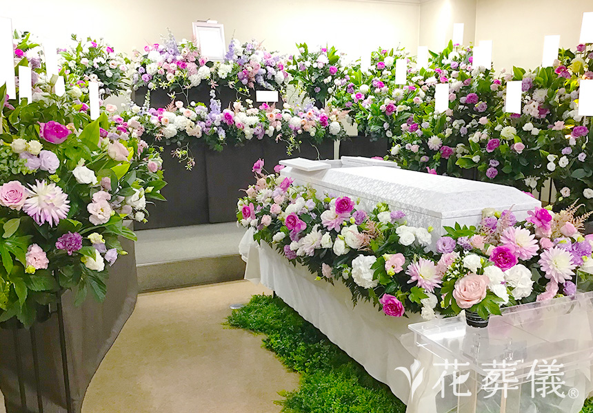 華やかに彩るの花祭壇