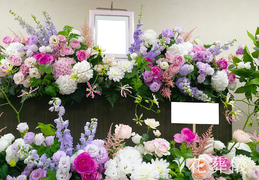 華やかに彩るの花祭壇