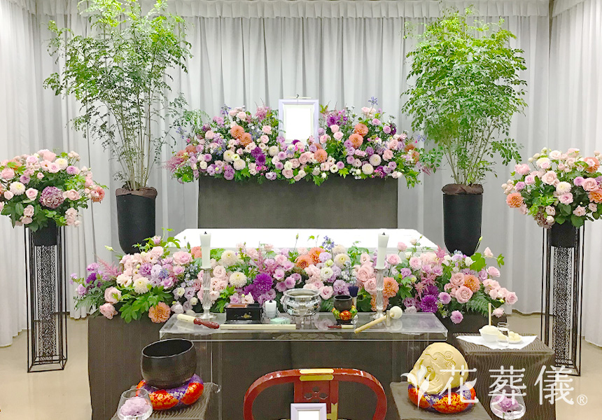 花祭壇の写真 バラの庭園にいるかのような空間をイメージして
