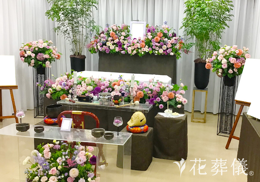 好きなものに囲まれて眠るの花祭壇