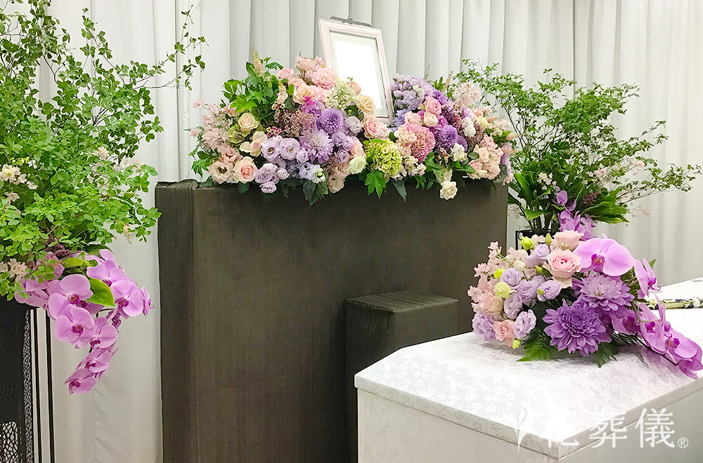 上質にの花祭壇