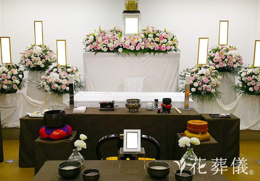 花の祭壇 可愛らしくいつも明るい奥様の笑顔が思い浮かぶ祭壇