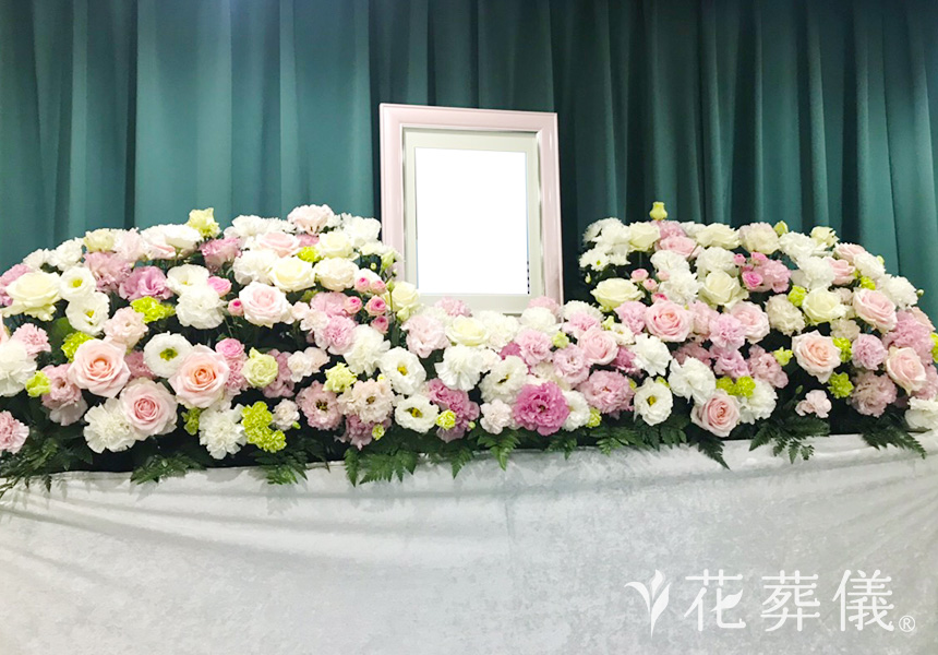 花祭壇の写真 あわい色味のお花を使い、やさしいさをイメージして
