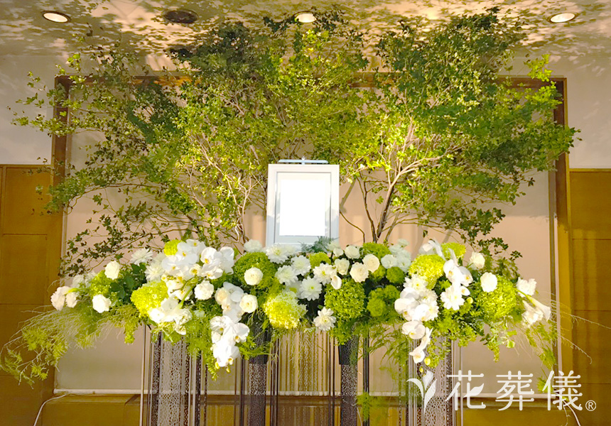 気品あふれる彼への花祭壇