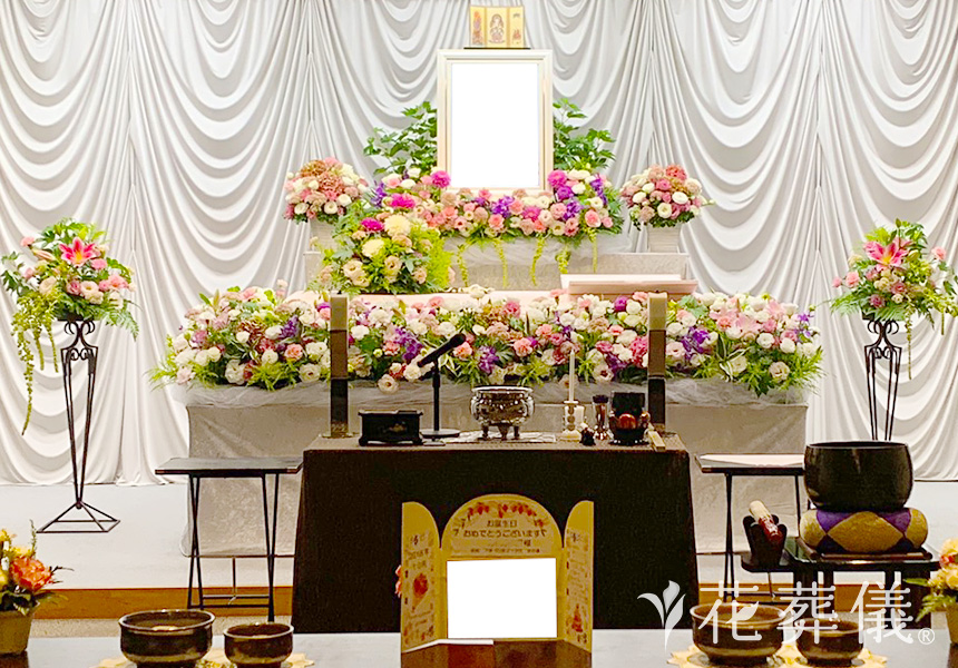 花の祭壇 可愛さだけではなく上品さも兼ね備えた祭壇