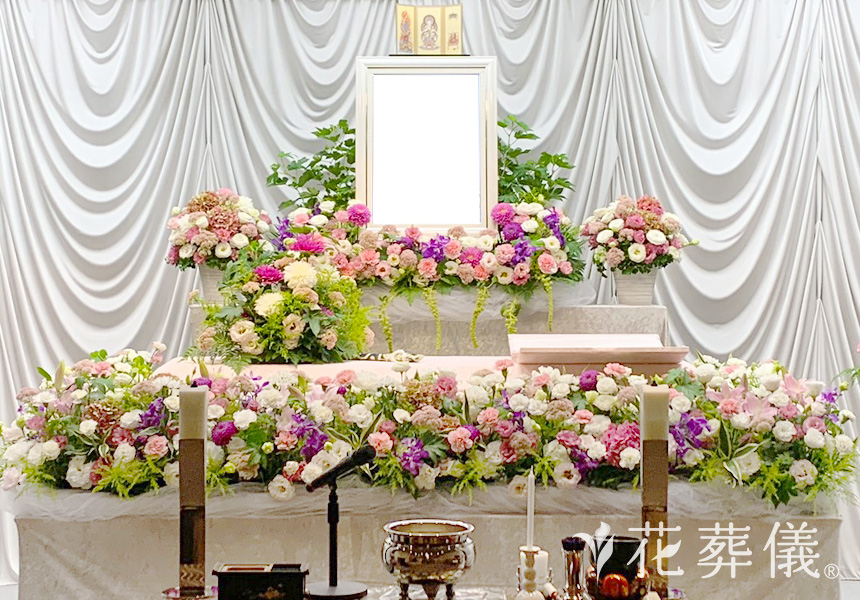 空間を花いっぱいで込めての花祭壇