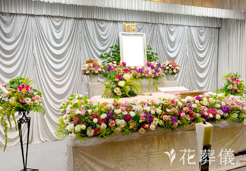 空間を花いっぱいで込めての花祭壇