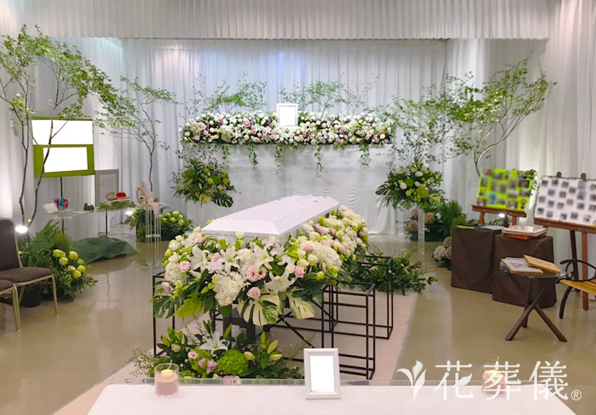 花祭壇ギャラリー 白を基調にピンク、紫のお花を使った祭壇