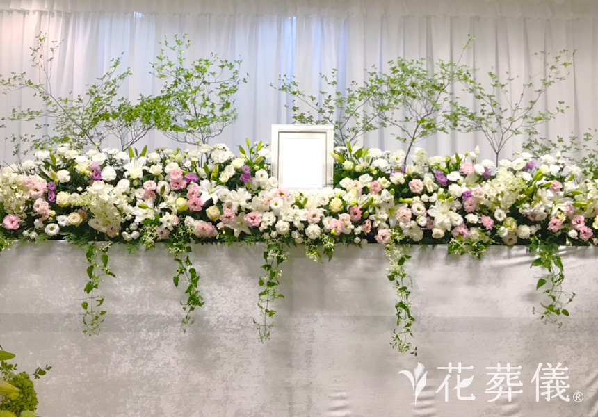 式場を甘い香りでいっぱいにの花祭壇