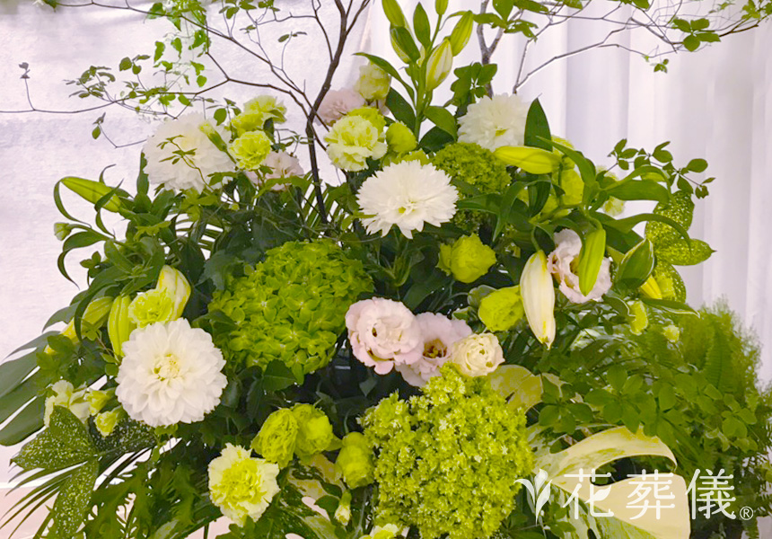 式場を甘い香りでいっぱいにの花祭壇
