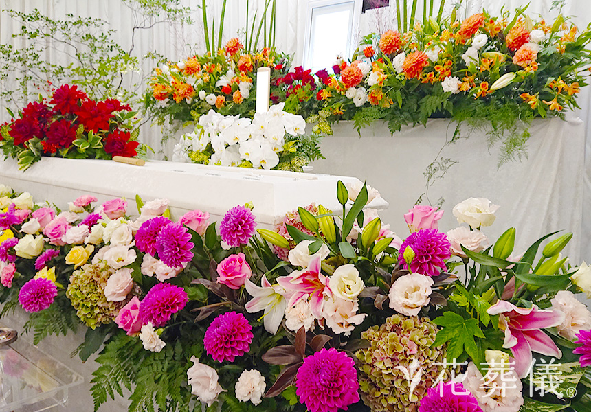 花祭壇のデザイン 何事にもパワフルに取り組むお父様をイメージして、鮮やかな色の花でお飾りしました