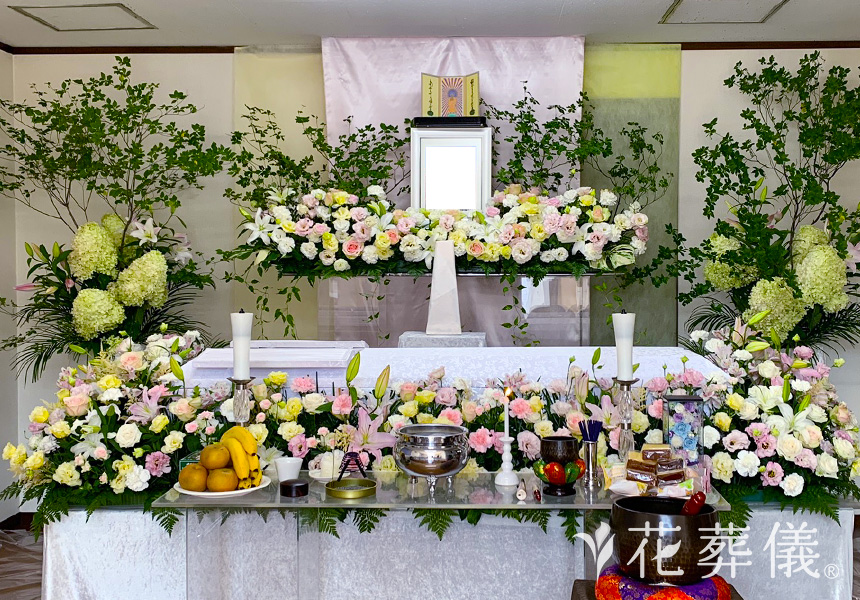 花葬儀の花祭壇 寂しくならないように、やさしい色のお花を中心にお飾りしました