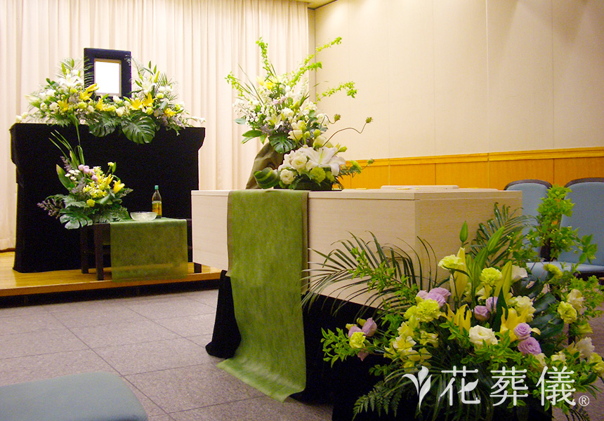 花の祭壇 青い海、白い砂浜をイメージさせる観葉植物がまさに南風をおもわせるユーモアあふれる祭壇