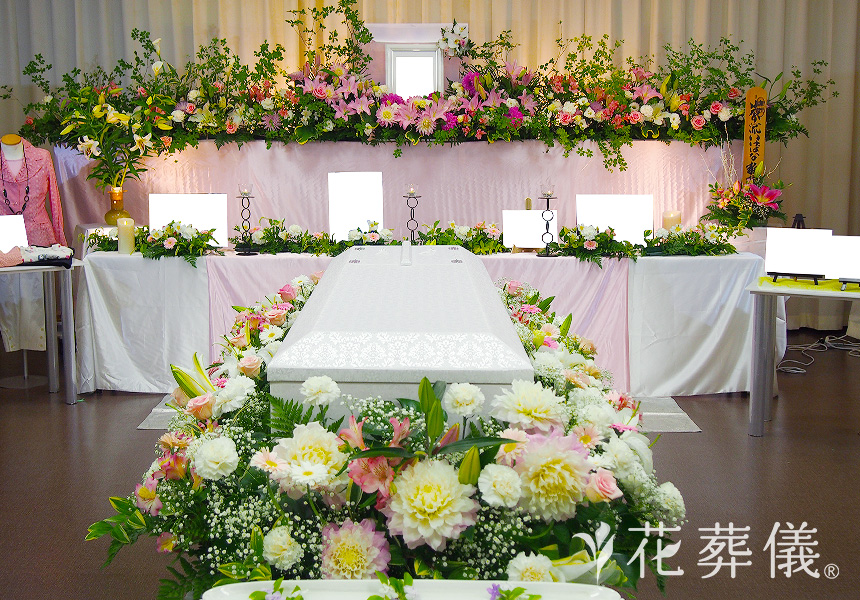 花の祭壇 お棺まわりを囲む花々が優しく包み込む祭壇