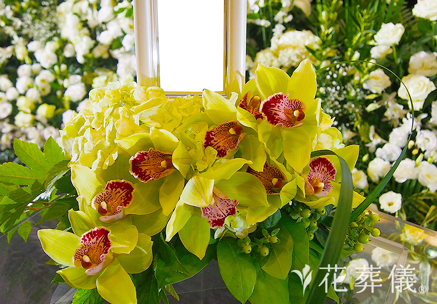 威風堂々の花祭壇