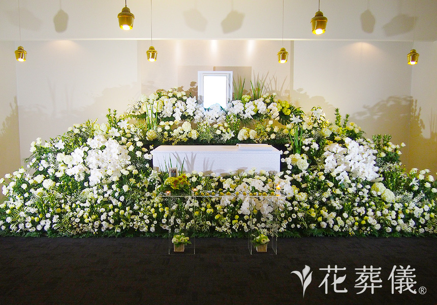 花の祭壇 純白の花で実直さを表現した威厳を感じる祭壇