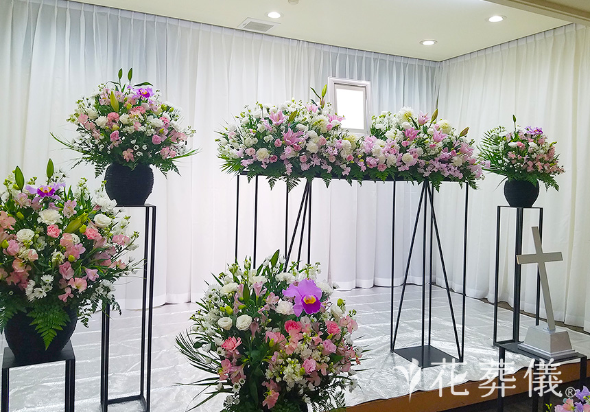花は美しい空間を奏でるの花祭壇