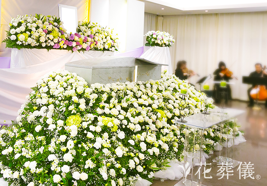 花祭壇ギャラリー 白の花をふんだんに使った、上品で洗練された祭壇