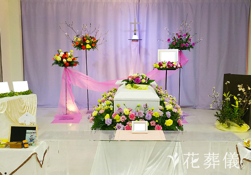 花祭壇のデザイン アクセントを利かせたビビットカラーのお花で、遊び心を思わせるようにお飾りしました