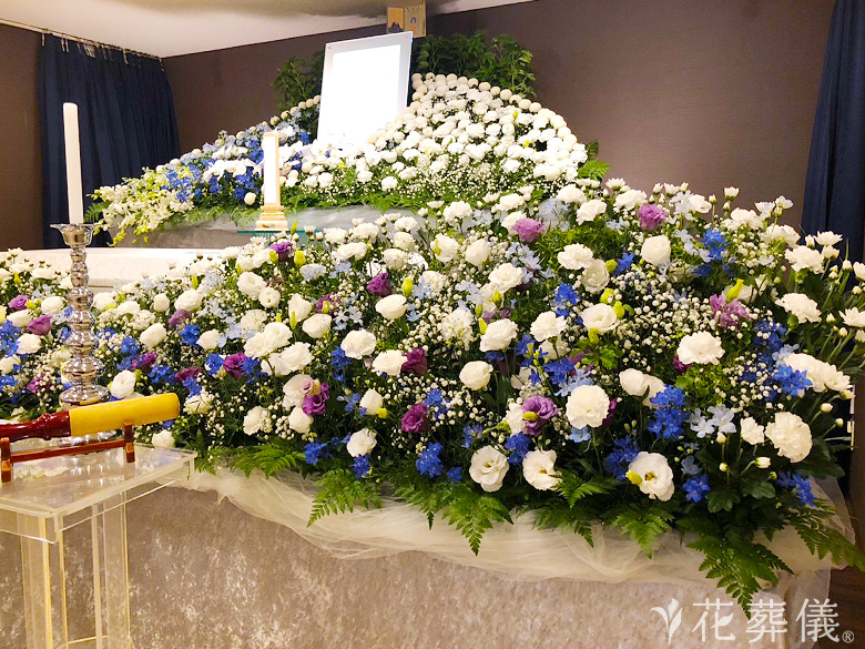 ファミリーホール高津斎場で葬儀を行ったお客様の祭壇写真02
