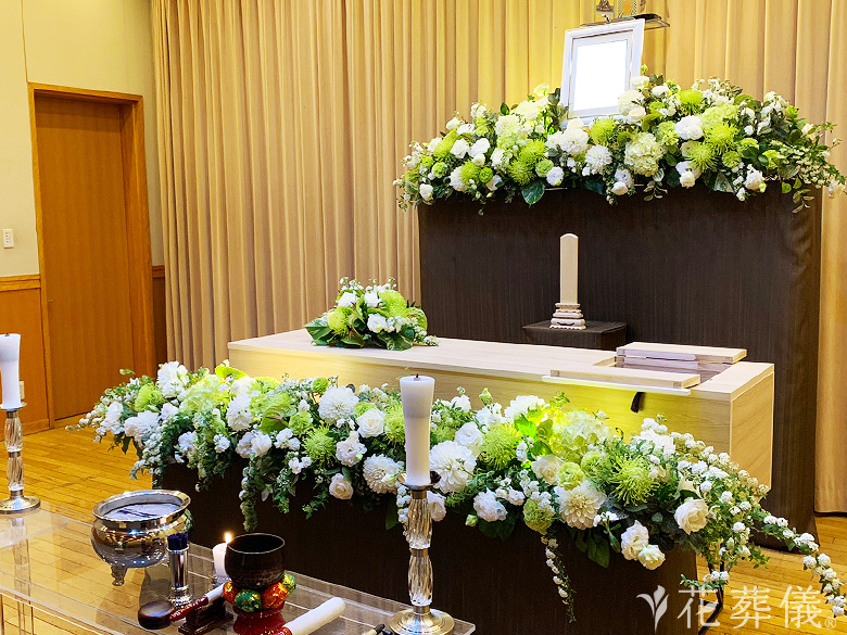 臨海斎場で葬儀を行ったお客様の祭壇写真01