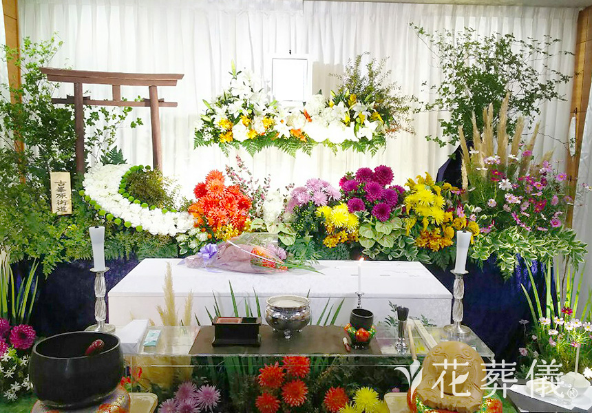 花祭壇のデザイン お母様の古里の神社をイメージしてお飾りしました