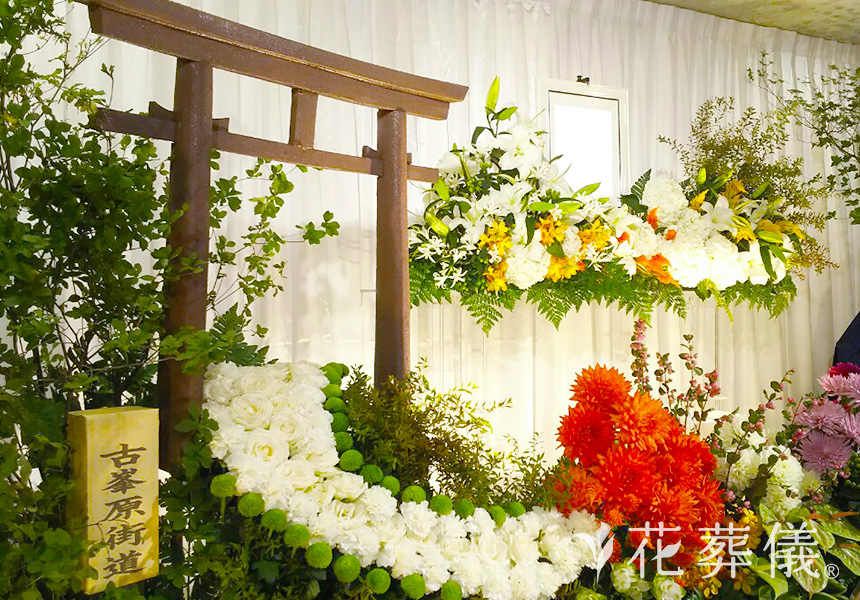 鳥と神様のつながりの花祭壇