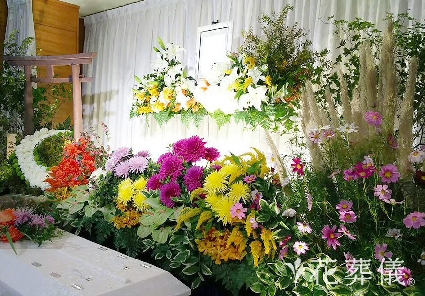 鳥と神様のつながりの花祭壇