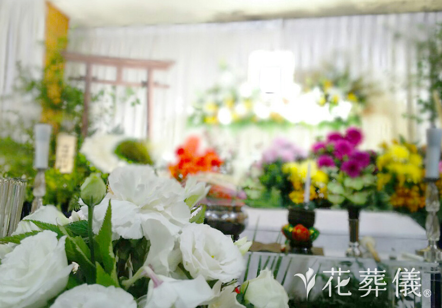 鳥と神様のつながりの花祭壇