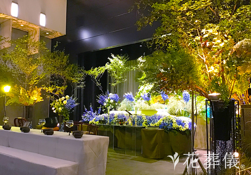 花祭壇ギャラリー 海と自然をテーマに清涼感のあるブルーのお花を使った祭壇