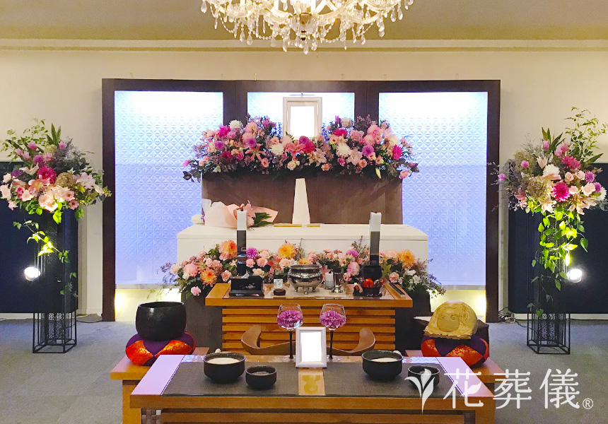 花祭壇の写真 リキュウソウの緩やかな曲線とピンクの花がエレガントな空間を演出