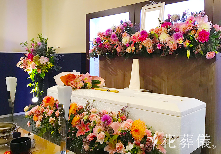 エレガントに美しくの花祭壇