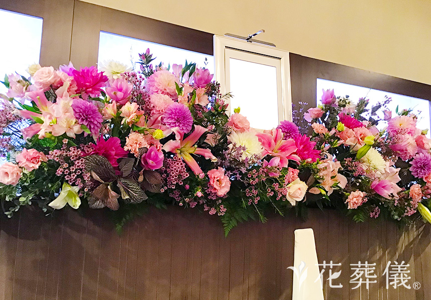 エレガントに美しくの花祭壇