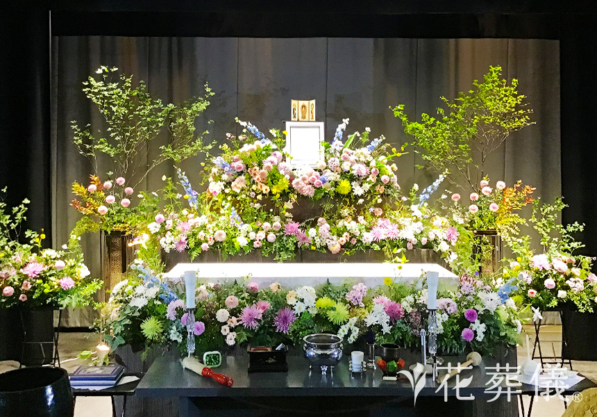 静かに、凛としての花祭壇
