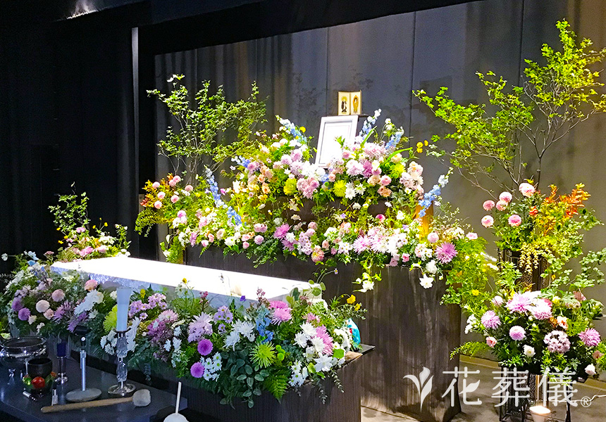 静かに、凛としての花祭壇