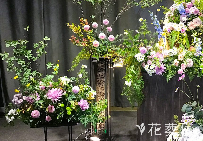 静かに、凛としての花祭壇