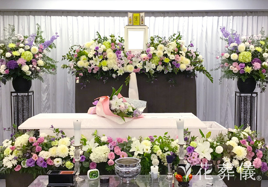 花の祭壇 白、ピンク、紫の色合いでやわらかい印象の祭壇