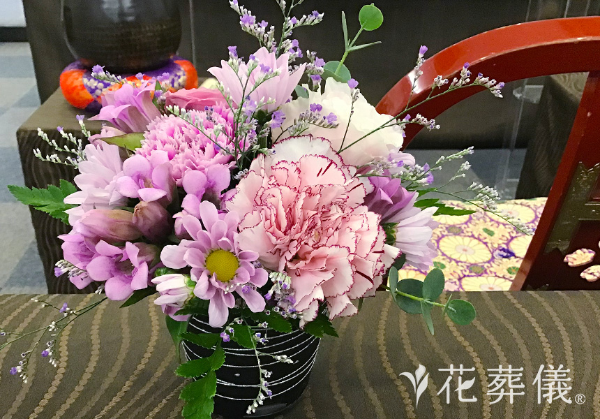 気品さと上品さをかたちにの花祭壇
