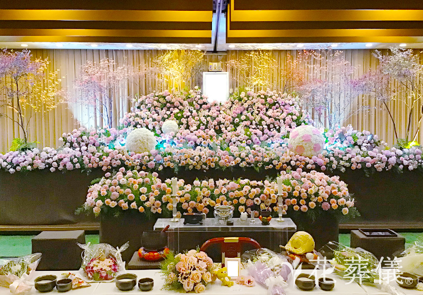 ピンクの花々を一面にの花祭壇