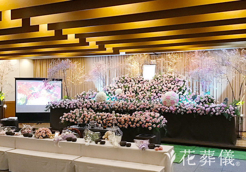 花葬儀の花祭壇 ピンクが大好きで、サッカーとバレーボールも大好きな奥様のための花祭壇