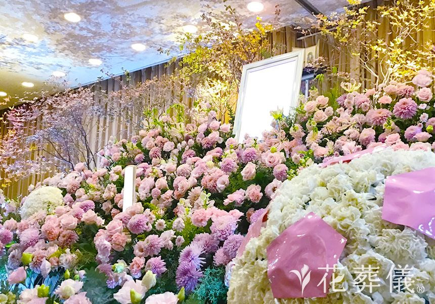 ピンクの花々を一面にの花祭壇