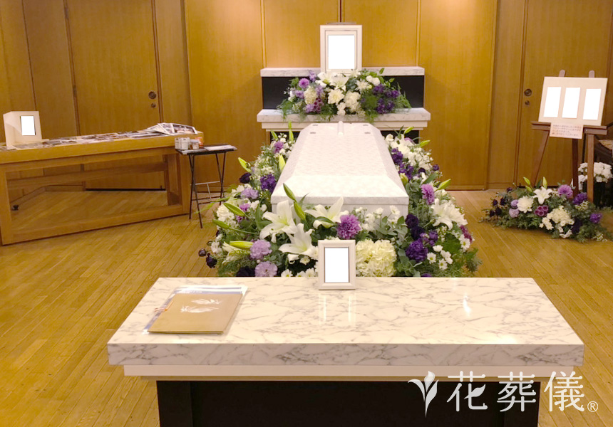 花祭壇ギャラリー 深い紫の色目が華やかさだけではなく高級感のある祭壇