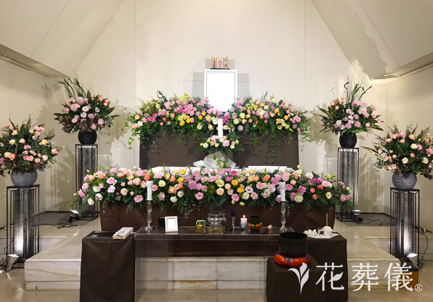 花の祭壇 8種類のバラを贅沢にあしらった祭壇