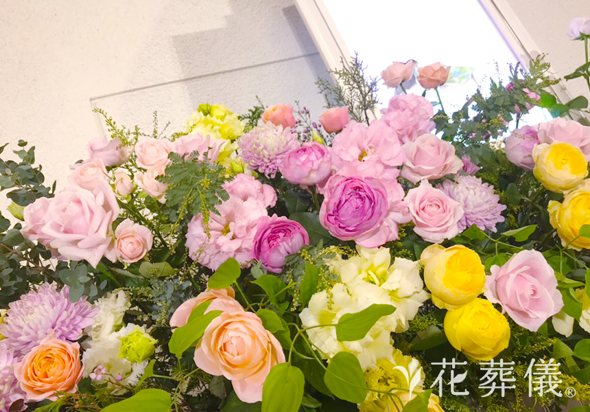 色とりどりのバラの花祭壇