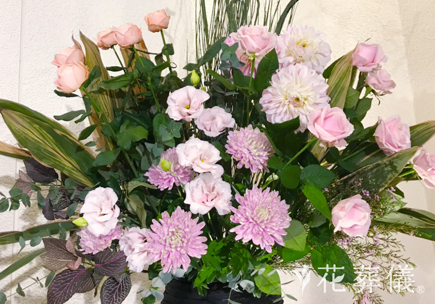 色とりどりのバラの花祭壇