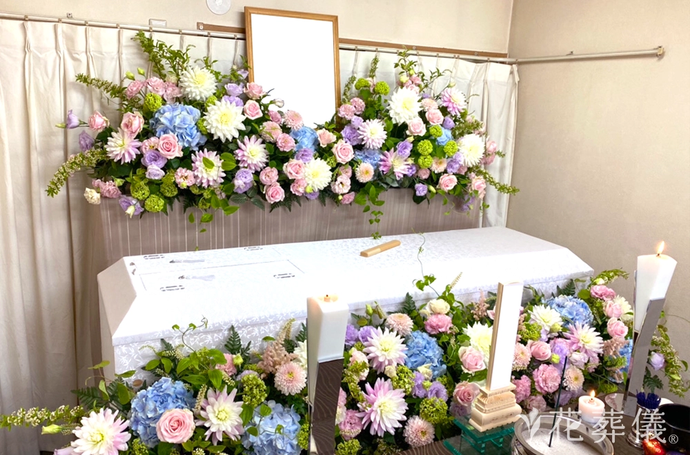 パステルカラーの空間の花祭壇