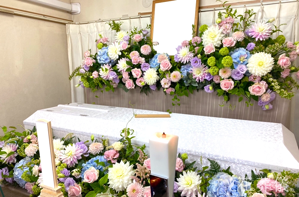 パステルカラーの空間の花祭壇